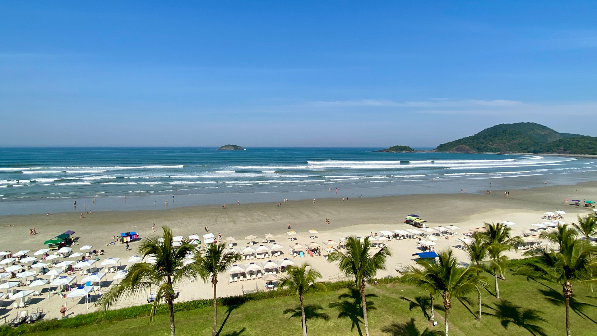 Riviera - Apartamento deslumbrante cobertura duplex com 420m² e uma vista esplêndida para o mar na riviera de são lourenço, 8 dormitórios, 5 suítes, contaendo e 4 vagas de garagem. Totalmente reformada e decorada com alto padrão, a cobertura oferece ambientes amplo integrados e climatizados. a área externa é espaçosa e conta com uma piscina privativa e churrasqueira a gá proporcionando uma experiência única de lazer. em um edifício pé na areia com infraestrutura completa, esta cobertura é ideal para quem busca sofisticação e proximidade com o mar. Riviera de São Lourenço 